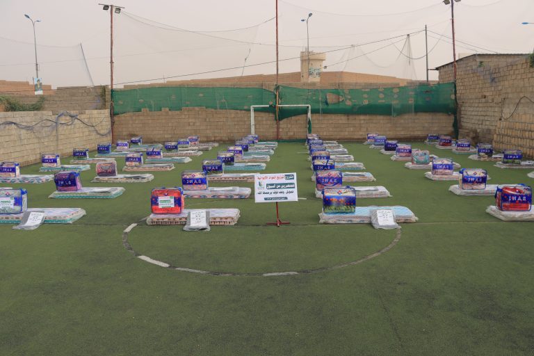 مؤسسة إنسان توزع حقائب إيوائية للنازحين والمتضررين من السيول